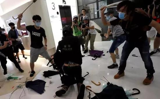 2019年7月13日，香港反对派人士发起所谓“光复上水”反水货客游行，在商场内殴打香港警察 （来源：文汇报）