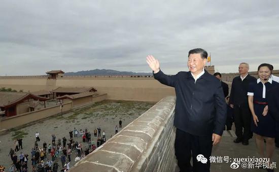 考察敦煌莫高窟,习近平同游客热情交流