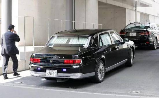 (图说:安倍坐车离开医院 图源/日本共同社)