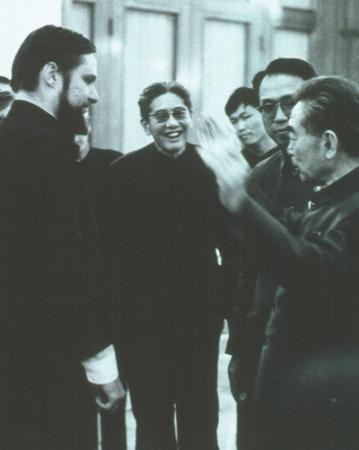 1972年,周恩来总理接见美国“关心亚洲学者委员会”友好访华代表团(左一为斯蒂夫・麦金农)。资料图片