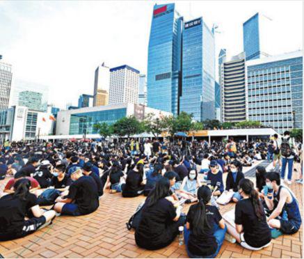 (图:香港中学生“反修例”集会)