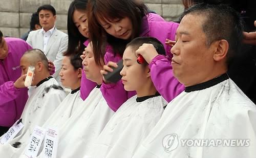 韩国政坛新“风气”:一言不合就剃光头?