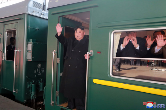 金正恩站在列车上挥手致意(朝中社)