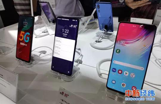 ▲展台上的5G手机 中新经纬 王潮 摄