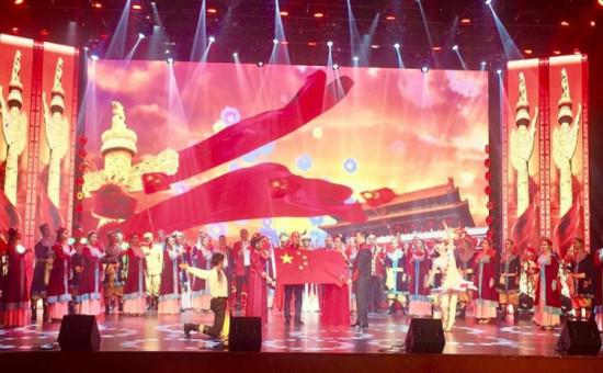 10月15日,现场歌唱歌曲《在你伟大的怀抱里之我的五星红旗》。许珠珠 摄