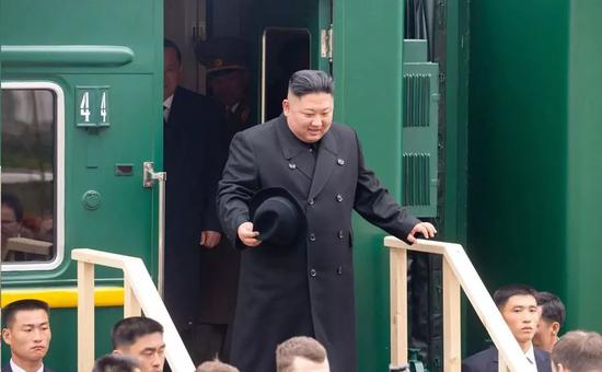 4��24�գ���������쵼�˽������ִ����˹��ɣ��վ����ͼ/����˹�����߽���