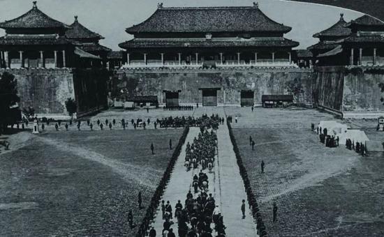 上图：1900年，八国联军从故宫午门进入紫禁城。