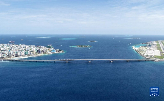  这是2019年8月30日拍摄的由中国援建的马尔代夫中马友谊大桥（无人机照片）。新华社发（王明亮摄）