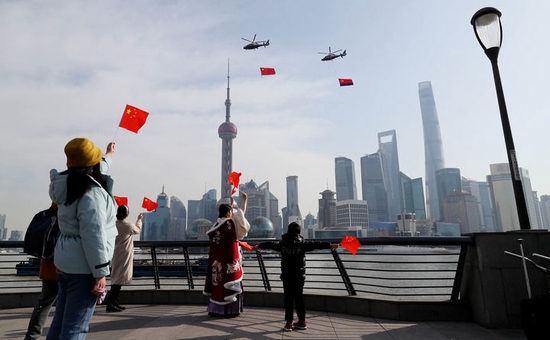 两架悬挂国旗和警旗的警航直升机飞过上海外滩,庆祝首个“中国人民警察节”(2021年1月10日摄)。新华社记者 方喆 摄