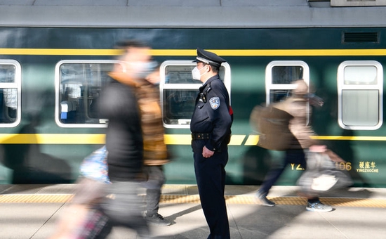 北京铁路公安局天津铁路公安处乘警支队四大队民警高天顺在天津站执勤(2021年2月3日摄)。新华社记者 孙凡越 摄
