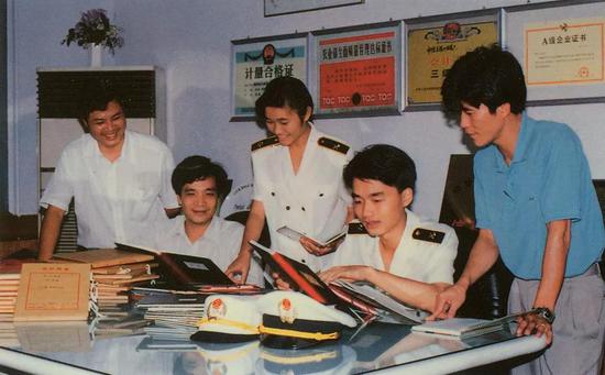 上世纪80-90年代，广州海关关员到企业核对帐册。