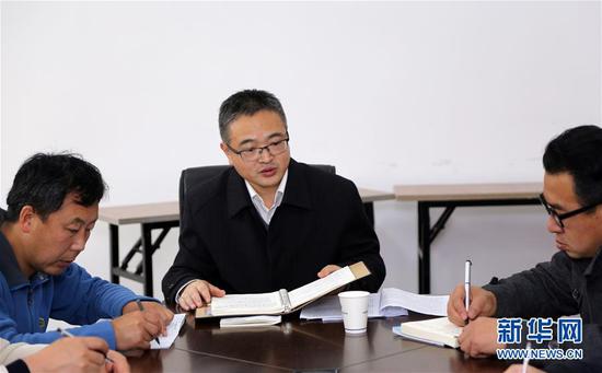 黄群同志(中)工作照(2017年11月10日摄)。新华社发(中船重工第七六〇研究所供图)