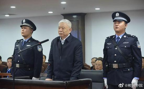 魏传忠(中)受审 图源:郴州中院微博