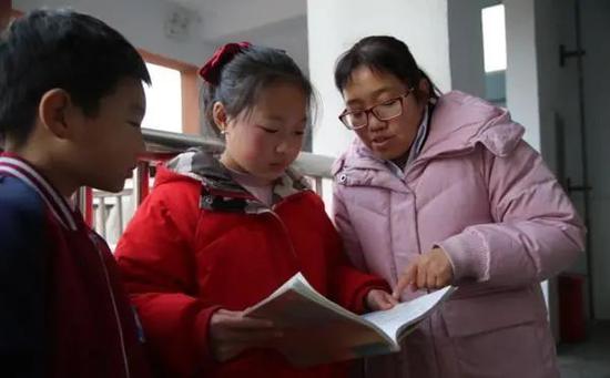 发现学生迟到，老师一个举动救两人！