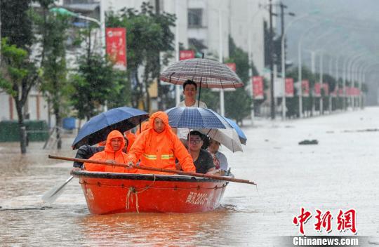 7月9日，连日的强降雨导致福建省浦城县城区出现大面积内涝，当地政府组织人员利用冲锋舟等工具转移受困民众。　罗光耀　摄