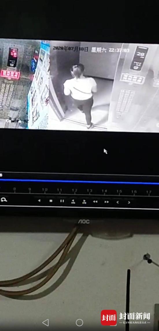 监控画面显示,7月18日晚22时37分,方小红(化名)走出小区电梯门回家。