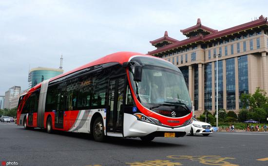 (“中國紅”爲外觀主題的純電動公交車成爲北京一道靚麗風景,圖片來源:東方IC。)