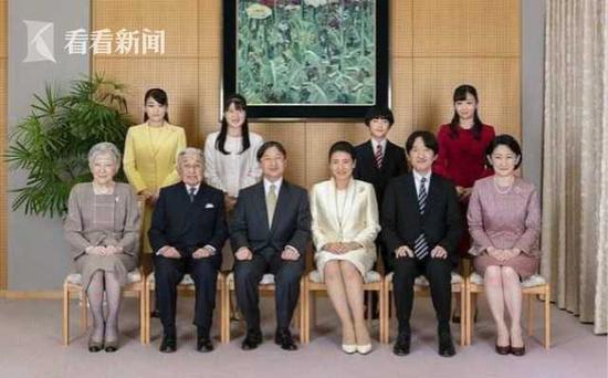 日本天皇全家福合影坐c位:希望今年和平美好