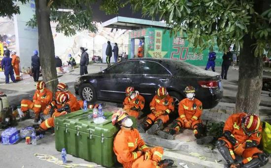 一些消防救济人员体力耗损庞大,正倒地休息。 受访者供图