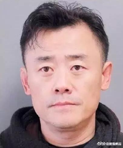 而与周立波一起被捕的唐爽，下面是他微博里自己加了滤镜的照片：