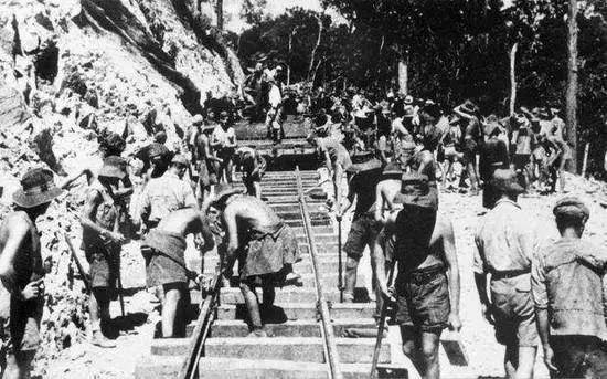 泰缅铁路自1942年6月开始修建，全线计划施工年限为6年，但实际上仅仅用了15个月就完成了。如此高速度意味着对工人的高强度压迫，在高温高热的热带雨林中，悬崖峭壁之上，战俘与劳工仅靠锤子等简易工具开凿，许多战俘因为过度疲劳而死。