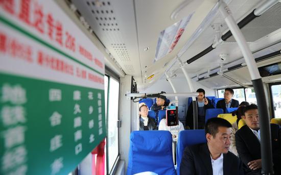 快速直達專線206從首經貿地鐵站直達天壇醫院的東門、西門和北門。北京公交集團第三客運分公司供圖