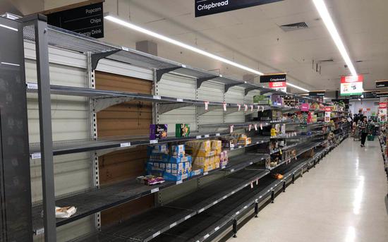 “封国”第一天，墨尔本一家超市，饼干、纸巾、罐头、意大利面的货架已经空了。受访者供图