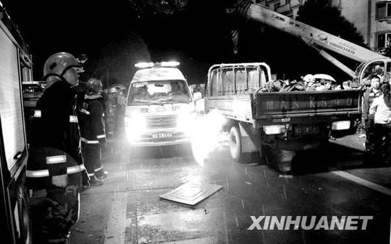 2008年5月13日凌晨，救护车辆在都江堰市运送伤者。图源：杨磊|新华社