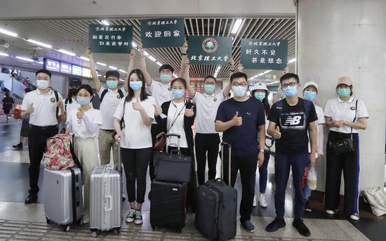 今天,北京各高校迎来了首批返校学生。摄影/新京报记者 王贵彬