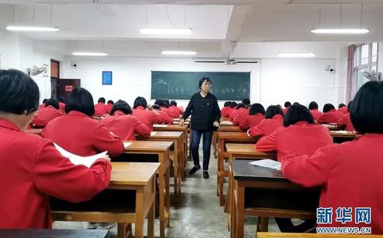 　　张桂梅在教室里。图源：新华网