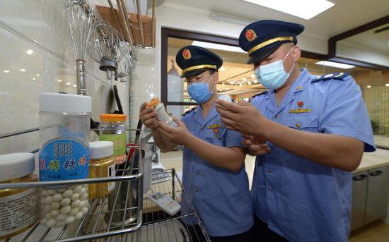 执法人员重点针对“五毛食品”、过期食品等进行检查。通州区市场监管局供图
