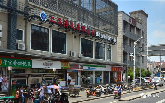 位於上海市大連路地鐵4號線出口的另一處“創富大廈”,街景地圖的歷史照片顯示,該樓北側2層,在2014年時的確有一個舞蹈培訓室,只是名字不是趙富強的同鄉說的“富強文藝”,而是上海瀟戈舞蹈培訓。該場地現爲一家燒烤店。該樓上現有“匯喫匯喝美食街”招牌。 圖片來自街景地圖歷史照片