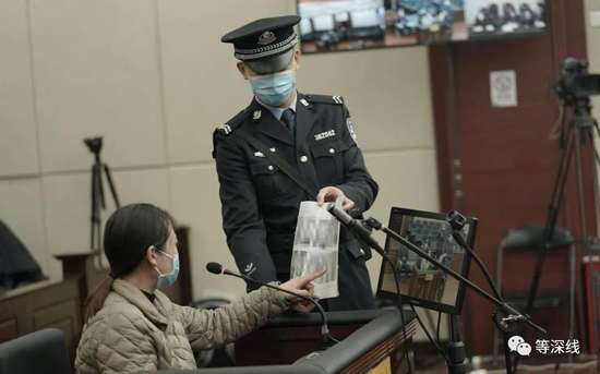 劳荣枝在法庭上指认现场凶器 图片来自南昌中院
