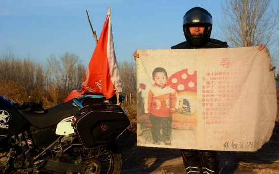 2017年1月3日中午,郭刚堂骑上摩托车从深圳出发,寻亲旗一路相伴,10多天的时间辗转回到老家聊城。 东方IC 图