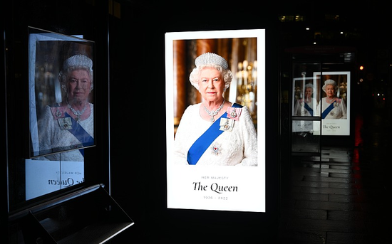 伦敦公交车站的广告牌上展示着英国女王伊丽莎白二世的照片