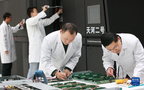 国防科技大学计算机学院计算机研究所科研人员在天河机房,测试“天河二号”超级计算机系统(2019年2月25日摄)。新华社发(何书远 摄)