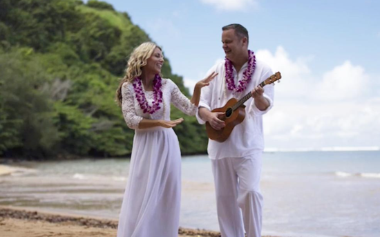 · 德贝尔和洛莉在夏威夷举行婚礼。