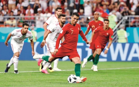  · 2018年俄罗斯世界杯1/8决赛，在葡萄牙队对阵西班牙队的比赛中，C罗大力射门。