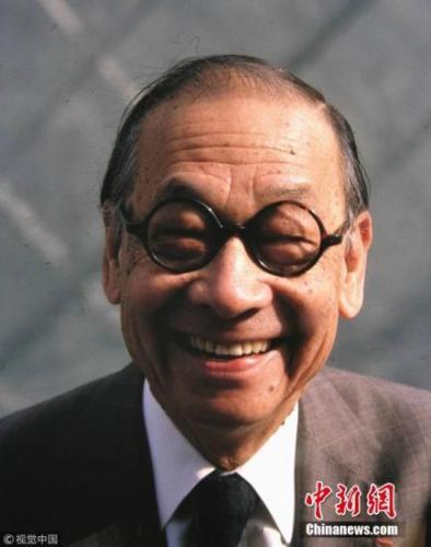 图为1989年3月3日,法国巴黎,建筑大师贝聿铭在他设计建造的卢浮宫金字塔前留影。(资料图)图片来源:视觉中国