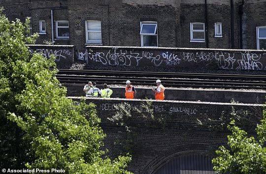 3名英国男子铁轨上涂鸦 遭火车碾压身亡
