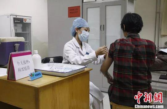 资料图:民众接种流感疫苗 中新社发 张家瑞 摄