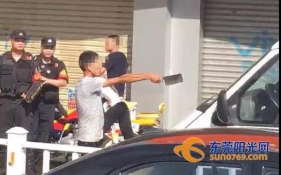 广东一男子持菜刀拦截运钞车 爬上车头与警察对峙