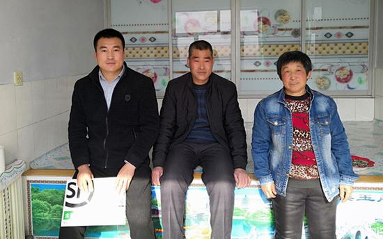 宋金恒(左)和父亲宋有、母亲张淑英