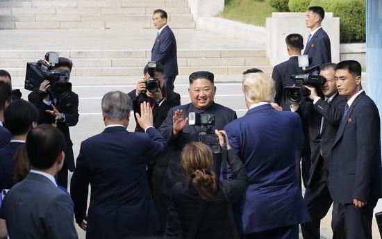 當地時間6月30日,朝美領導人板門店會晤結束,金正恩回到朝鮮一側。