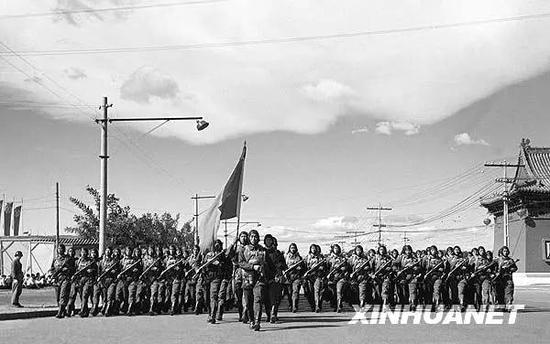  1951年10月1日，中国人民解放军伞兵部队行进在天安门广场。伞兵部队是第一次出现在国庆阅兵式上。新华社记者 刘东鳌 摄