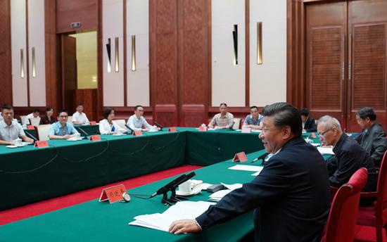 9月17日,中共中央总书记、国家主席、中央军委主席习近平在长沙主持召开基层代表座谈会并发表重要讲话,听取基层干部群众代表对“十四五”规划编制的意见和建议。