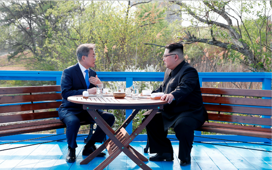 当地时间2018年4月27日，板门店，韩国总统文在寅和朝鲜最高领导人金正恩在板门店进行会面。/IC photo