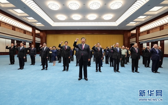 2021年6月18日，党和国家领导人习近平、李克强、栗战书、汪洋、王沪宁、赵乐际、韩正、王岐山等在中国共产党历史展览馆参观“‘不忘初心、牢记使命’中国共产党历史展览”。这是参观结束后，习近平带领党员领导同志一起重温入党誓词。新华社记者 李学仁 摄