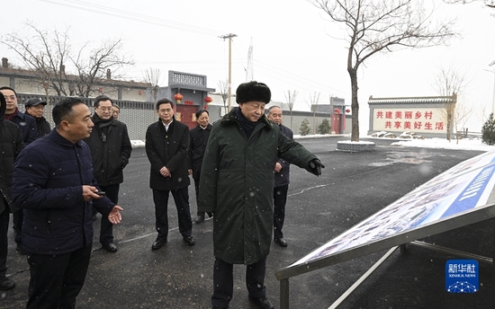 1月26日至27日,中共中央总书记、国家主席、中央军委主席习近平来到山西,看望慰问基层干部群众。这是26日下午,习近平冒雪在临汾市霍州市师庄乡冯南垣村考察。新华社记者 李学仁 摄