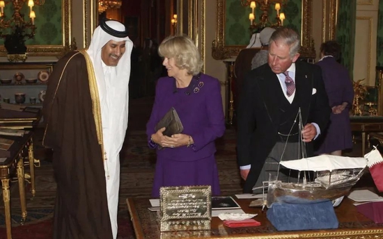  ·2010年与查尔斯亲王夫妇会面的哈马德（左）。
